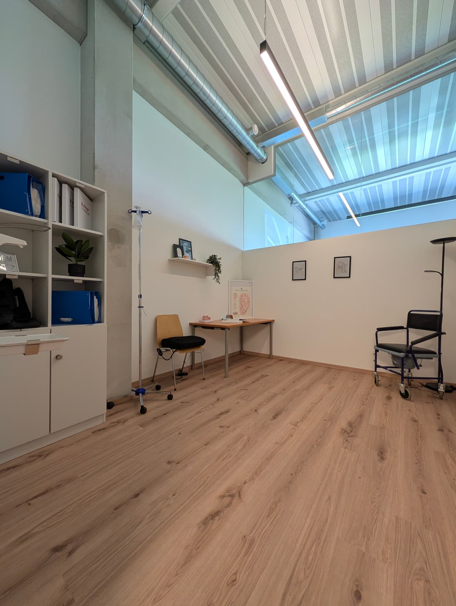 Praxis Nightingale mit Regal, Infusionsständer, Tisch und Stuhl, Toilettenstuhl und Oberlicht